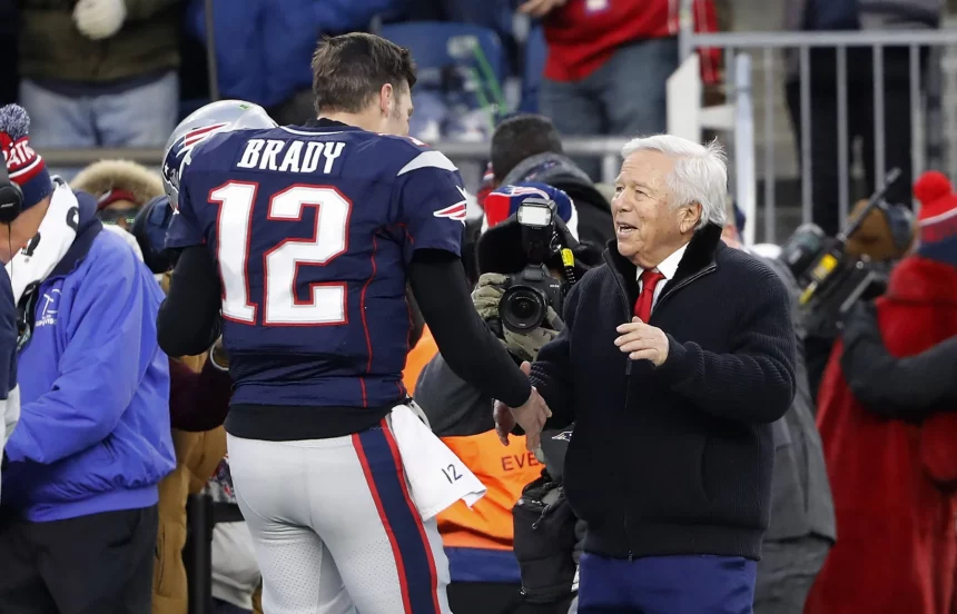 NFL, American Football Herren, USA Buffalo Bills at New England Patriots, Dec 21, 2019 Foxborough, Massachusetts, USA New England Patriots owner Robert Kraft greets quarterback Tom Brady 12 before their game against the Buffalo Bills at Gillette Stadium. Mandatory Credit: Winslow Townson-USA TODAY Sports, 21.12.2019 15:58:09, 13823967, Buffalo Bills, NPStrans, New England Patriots, NFL, Tom Brady, Robert Kraft, Gillette Stadium, TopPic PUBLICATIONxINxGERxSUIxAUTxONLY Copyright: xWinslowxTownsonx 13823967