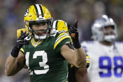 NFL, American Football Herren, USA Dallas Cowboys at Green Bay Packers Nov 13, 2022 Green Bay, Wisconsin, USA Green Bay Packers wide receiver Allen Lazard 13 celebrates a long first down gain on a reception in overtime against the Dallas Cowboys during their football game at Lambeau Field. Green Bay Lambeau Field Wisconsin USA, EDITORIAL USE ONLY PUBLICATIONxINxGERxSUIxAUTxONLY Copyright: xDanxPowersx 20221113_szo_usa_0229