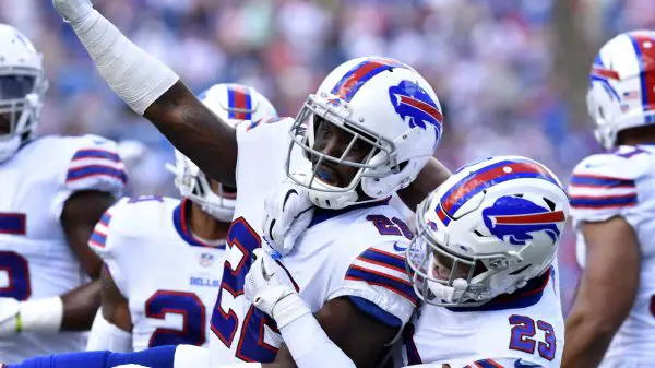 NFL, American Football Herren, USA Los Angeles Chargers at Buffalo Bills, Sep 16, 2018 Orchard Park, NY, USA Buffalo Bills defensive back Vontae Davis 22 and defensive back Micah Hyde 23 celebrate making a stop on third down during the first quarter against the Los Angeles Chargers at New Era Field. Mandatory Credit: Mark Konezny-USA TODAY Sports, 16.09.2018 13:08:07, 11261436, Buffalo Bills, NPStrans, Micah Hyde, NFL, Vontae Davis, Los Angeles Chargers PUBLICATIONxINxGERxSUIxAUTxONLY Copyright: xMarkxKoneznyx 11261436