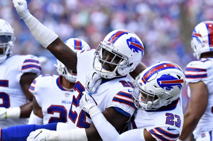 NFL, American Football Herren, USA Los Angeles Chargers at Buffalo Bills, Sep 16, 2018 Orchard Park, NY, USA Buffalo Bills defensive back Vontae Davis 22 and defensive back Micah Hyde 23 celebrate making a stop on third down during the first quarter against the Los Angeles Chargers at New Era Field. Mandatory Credit: Mark Konezny-USA TODAY Sports, 16.09.2018 13:08:07, 11261436, Buffalo Bills, NPStrans, Micah Hyde, NFL, Vontae Davis, Los Angeles Chargers PUBLICATIONxINxGERxSUIxAUTxONLY Copyright: xMarkxKoneznyx 11261436