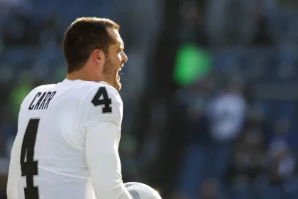 NFL, American Football Herren, USA Las Vegas Raiders at Seattle Seahawks Nov 27, 2022 Seattle, Washington, USA Las Vegas Raiders quarterback Derek Carr 4 stretches during pregame warmups against the Seattle Seahawks at Lumen Field. Seattle Lumen Field Washington USA, EDITORIAL USE ONLY PUBLICATIONxINxGERxSUIxAUTxONLY Copyright: xJoexNicholsonx 20221127_jmn_sn8_006