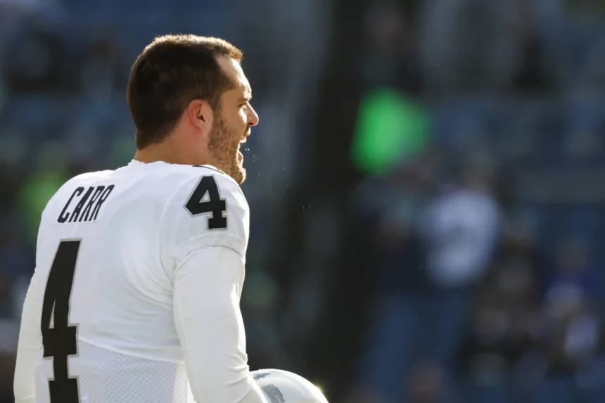 NFL, American Football Herren, USA Las Vegas Raiders at Seattle Seahawks Nov 27, 2022 Seattle, Washington, USA Las Vegas Raiders quarterback Derek Carr 4 stretches during pregame warmups against the Seattle Seahawks at Lumen Field. Seattle Lumen Field Washington USA, EDITORIAL USE ONLY PUBLICATIONxINxGERxSUIxAUTxONLY Copyright: xJoexNicholsonx 20221127_jmn_sn8_006