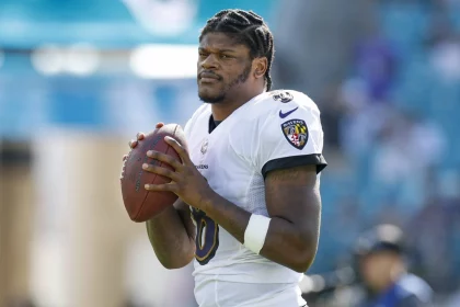 Lamar Jackson am Feld beim Aufwärmen