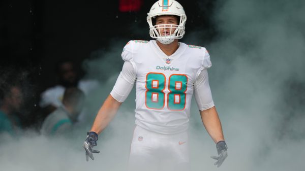 Mike Gesicki - MIAMI GARDENS, FL - NOVEMBER 27: Miami Dolphins tight end Mike Gesicki 88 enters during pregame introductions before the game between the Houston Texans and the Miami Dolphins on Sunday, November 27, 2022 at Hard Rock Stadium in Miami Gardens, Fla. Photo by Peter Joneleit/Icon Sportswire NFL, American Football Herren, USA NOV 27 Texans at Dolphins Icon221127087