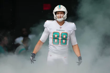 Mike Gesicki - MIAMI GARDENS, FL - NOVEMBER 27: Miami Dolphins tight end Mike Gesicki 88 enters during pregame introductions before the game between the Houston Texans and the Miami Dolphins on Sunday, November 27, 2022 at Hard Rock Stadium in Miami Gardens, Fla. Photo by Peter Joneleit/Icon Sportswire NFL, American Football Herren, USA NOV 27 Texans at Dolphins Icon221127087