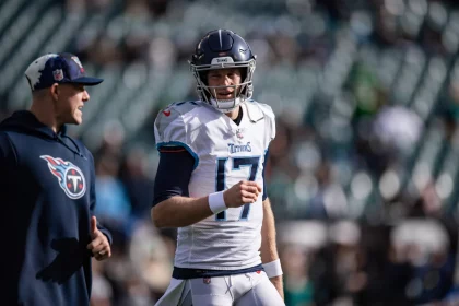 Trade Deadline - Titans QB Ryan Tannehill im Gespräch an der Sideline