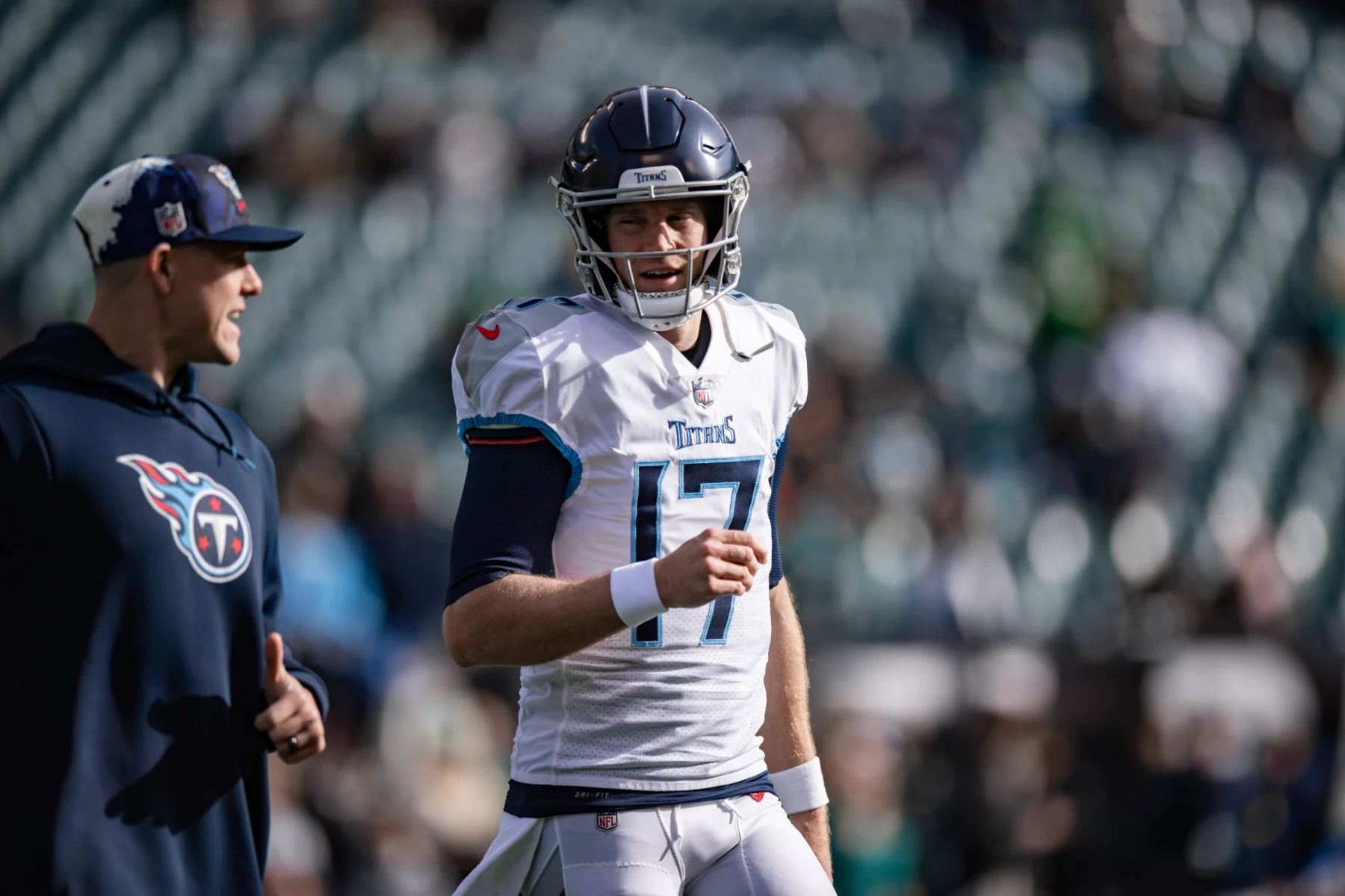 Trade Deadline - Titans QB Ryan Tannehill im Gespräch an der Sideline
