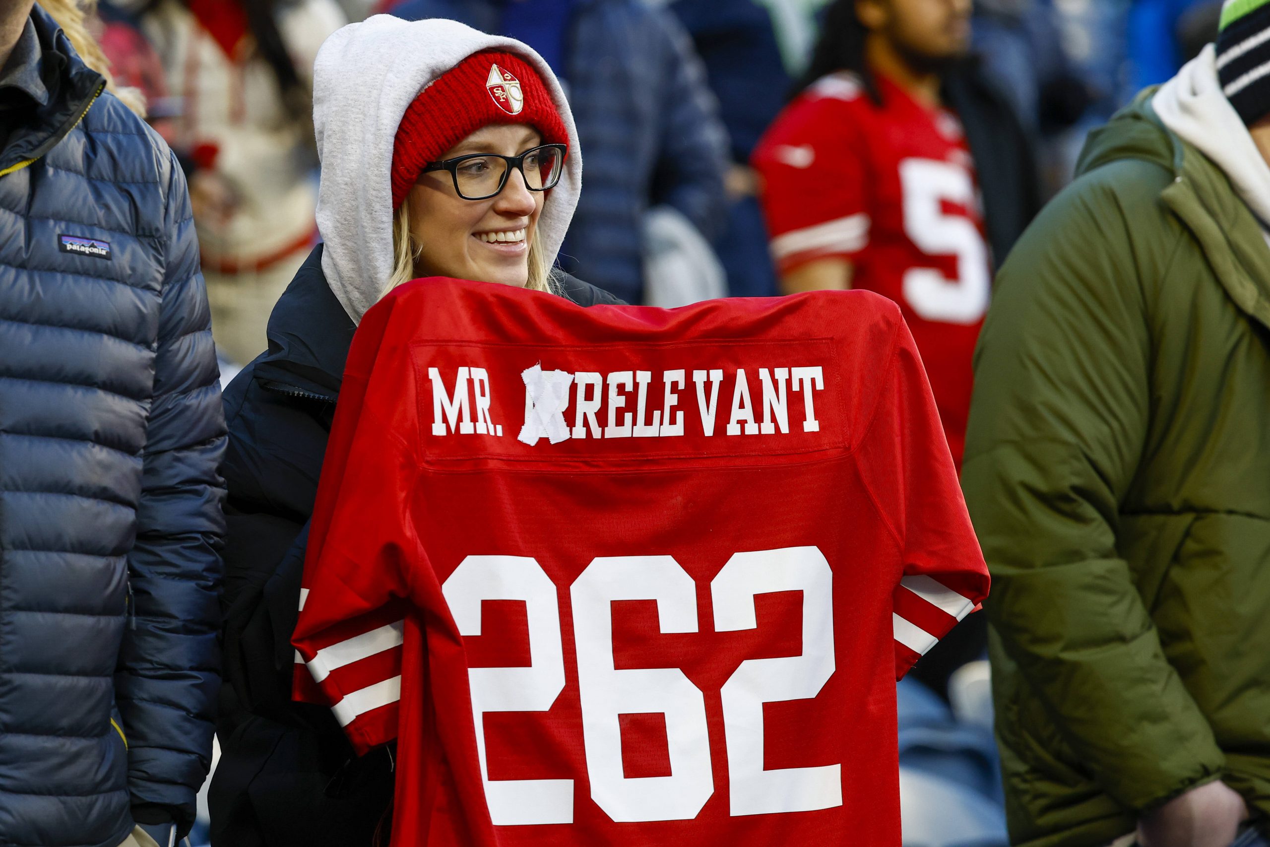 NFL, American Football Herren, USA San Francisco 49ers at Seattle Seahawks Dec 15, 2022 Seattle, Washington, USA A fan holds an altered Mr. Irrelevant jersey for San Francisco 49ers quarterback Brock Purdy not pictured during pregame warmups against the Seattle Seahawks at Lumen Field. Mr. Irrelevant refers to the final pick of the NFL draft. Seattle Lumen Field Washington USA, EDITORIAL USE ONLY PUBLICATIONxINxGERxSUIxAUTxONLY Copyright: xJoexNicholsonx 20221215_jmn_sn8_004