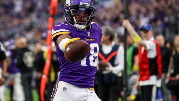 NFL, American Football Herren, USA Indianapolis Colts at Minnesota Vikings Dec 17, 2022 Minneapolis, Minnesota, USA Minnesota Vikings wide receiver Justin Jefferson 18 makes a catch for a touchdown against the Indianapolis Colts during the fourth quarter at U.S. Bank Stadium. Minneapolis U.S. Bank Stadium Minnesota USA, EDITORIAL USE ONLY PUBLICATIONxINxGERxSUIxAUTxONLY Copyright: xMattxKrohnx 20221217_ojr_hw1_226