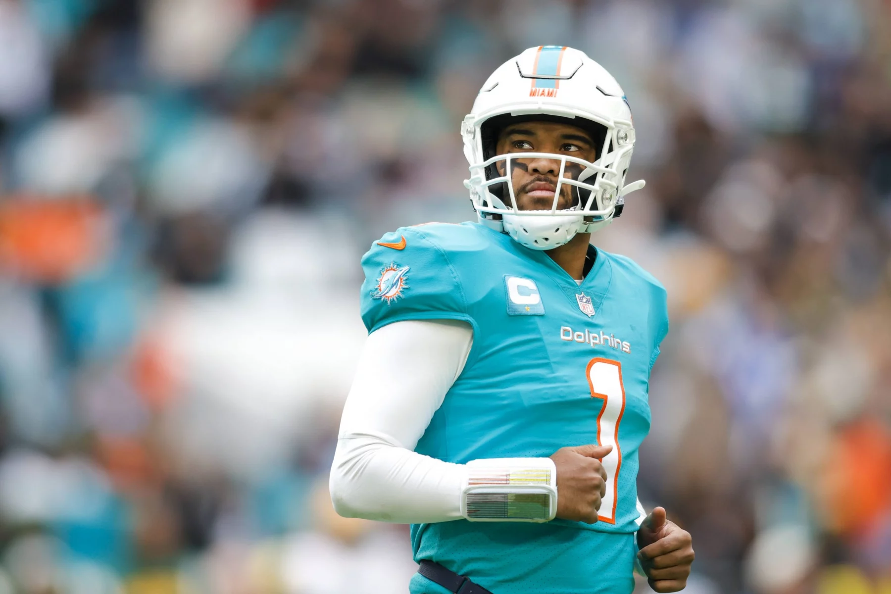 NFL, American Football Herren, USA Green Bay Packers at Miami Dolphins Dec 25, 2022 Miami Gardens, Florida, USA Miami Dolphins quarterback Tua Tagovailoa 1 looks on from the field during the second quarter against the Green Bay Packers at Hard Rock Stadium. Miami Gardens Hard Rock Stadium Florida USA, EDITORIAL USE ONLY PUBLICATIONxINxGERxSUIxAUTxONLY Copyright: xSamxNavarrox 20221225_tbs_na2_070