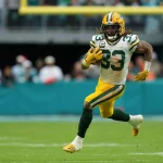 MIAMI GARDENS, FL - DECEMBER 25: Green Bay Packers running back Aaron Jones 33 runs for a first down in the second half during the game between the Green Bay Packers and the Miami Dolphins on Sunday, December 25, 2022 at Hard Rock Stadium, Miami Gardens, Fla. Photo by Peter Joneleit/Icon Sportswire NFL, American Football Herren, USA DEC 25 Packers at Dolphins Icon221225046