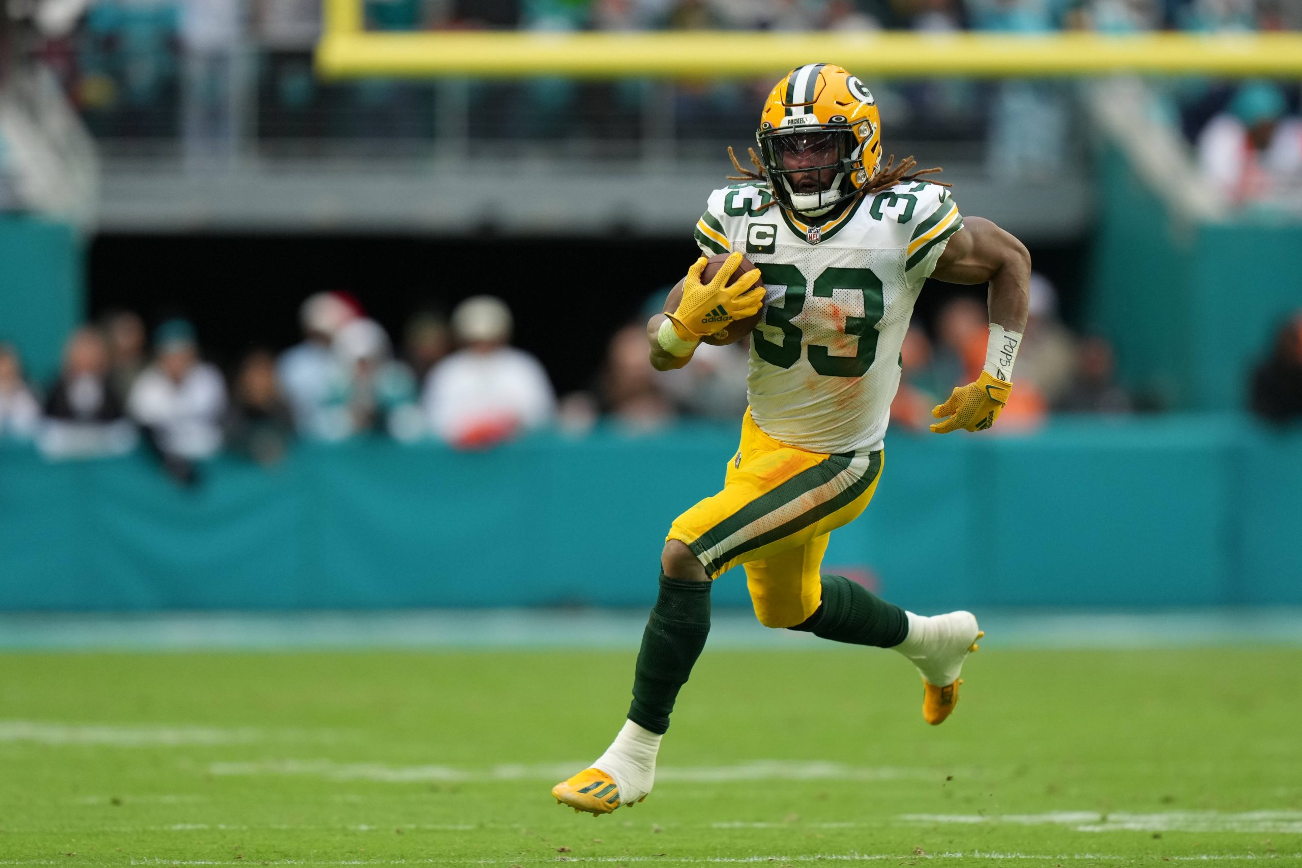 MIAMI GARDENS, FL - DECEMBER 25: Green Bay Packers running back Aaron Jones 33 runs for a first down in the second half during the game between the Green Bay Packers and the Miami Dolphins on Sunday, December 25, 2022 at Hard Rock Stadium, Miami Gardens, Fla. Photo by Peter Joneleit/Icon Sportswire NFL, American Football Herren, USA DEC 25 Packers at Dolphins Icon221225046