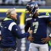 NFL, American Football Herren, USA New York Jets at Seattle Seahawks Jan 1, 2023 Seattle, Washington, USA Seattle Seahawks head coach Pete Carroll, left, talks with quarterback Geno Smith 7 during a fourth quarter timeout against the New York Jets at Lumen Field. Seattle Lumen Field Washington USA, EDITORIAL USE ONLY PUBLICATIONxINxGERxSUIxAUTxONLY Copyright: xJoexNicholsonx 20230101_jmn_sn8_043