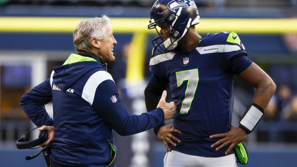 NFL, American Football Herren, USA New York Jets at Seattle Seahawks Jan 1, 2023 Seattle, Washington, USA Seattle Seahawks head coach Pete Carroll, left, talks with quarterback Geno Smith 7 during a fourth quarter timeout against the New York Jets at Lumen Field. Seattle Lumen Field Washington USA, EDITORIAL USE ONLY PUBLICATIONxINxGERxSUIxAUTxONLY Copyright: xJoexNicholsonx 20230101_jmn_sn8_043