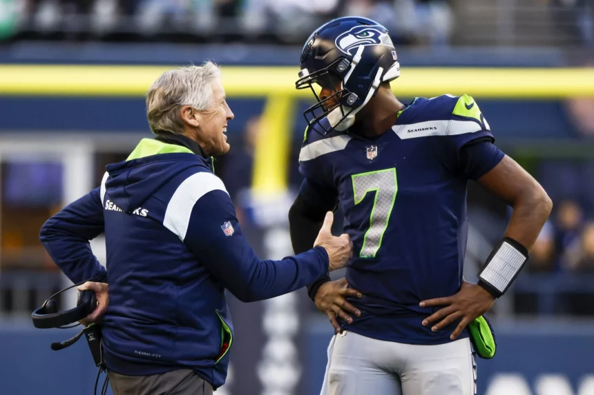 NFL, American Football Herren, USA New York Jets at Seattle Seahawks Jan 1, 2023 Seattle, Washington, USA Seattle Seahawks head coach Pete Carroll, left, talks with quarterback Geno Smith 7 during a fourth quarter timeout against the New York Jets at Lumen Field. Seattle Lumen Field Washington USA, EDITORIAL USE ONLY PUBLICATIONxINxGERxSUIxAUTxONLY Copyright: xJoexNicholsonx 20230101_jmn_sn8_043