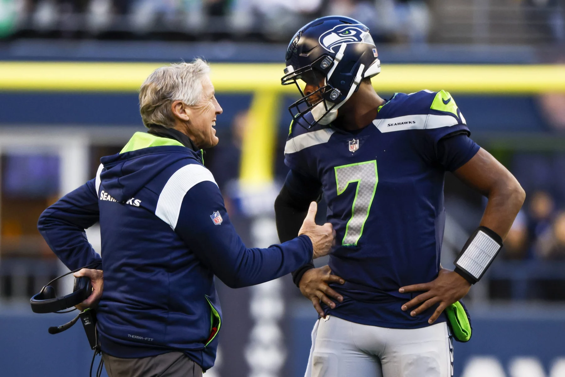 NFL, American Football Herren, USA New York Jets at Seattle Seahawks Jan 1, 2023 Seattle, Washington, USA Seattle Seahawks head coach Pete Carroll, left, talks with quarterback Geno Smith 7 during a fourth quarter timeout against the New York Jets at Lumen Field. Seattle Lumen Field Washington USA, EDITORIAL USE ONLY PUBLICATIONxINxGERxSUIxAUTxONLY Copyright: xJoexNicholsonx 20230101_jmn_sn8_043