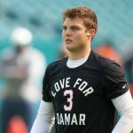 MIAMI GARDENS, FL - JANUARY 08: New York Jets quarterback Zach Wilson 2 wears a shirt in pregame to tribute to Jamar Hamlin before the game between the New York Jets and the Miami Dolphins on Sunday, January 8, 2023 at Hard Rock Stadium, Miami Gardens, Fla. Photo by Peter Joneleit/Icon Sportswire NFL, American Football Herren, USA JAN 08 Jets at Dolphins Icon230108006