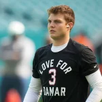 MIAMI GARDENS, FL - JANUARY 08: New York Jets quarterback Zach Wilson 2 wears a shirt in pregame to tribute to Jamar Hamlin before the game between the New York Jets and the Miami Dolphins on Sunday, January 8, 2023 at Hard Rock Stadium, Miami Gardens, Fla. Photo by Peter Joneleit/Icon Sportswire NFL, American Football Herren, USA JAN 08 Jets at Dolphins Icon230108006