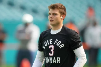 MIAMI GARDENS, FL - JANUARY 08: New York Jets quarterback Zach Wilson 2 wears a shirt in pregame to tribute to Jamar Hamlin before the game between the New York Jets and the Miami Dolphins on Sunday, January 8, 2023 at Hard Rock Stadium, Miami Gardens, Fla. Photo by Peter Joneleit/Icon Sportswire NFL, American Football Herren, USA JAN 08 Jets at Dolphins Icon230108006
