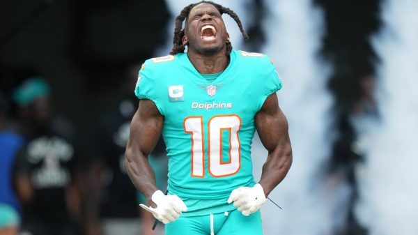 MIAMI GARDENS, FL - JANUARY 08: Miami Dolphins wide receiver Tyreek Hill 10 tries to excite the crowd during pregame introductions before the game between the New York Jets and the Miami Dolphins on Sunday, January 8, 2023 at Hard Rock Stadium, Miami Gardens, Fla. Photo by Peter Joneleit/Icon Sportswire NFL, American Football Herren, USA JAN 08 Jets at Dolphins Icon230108028