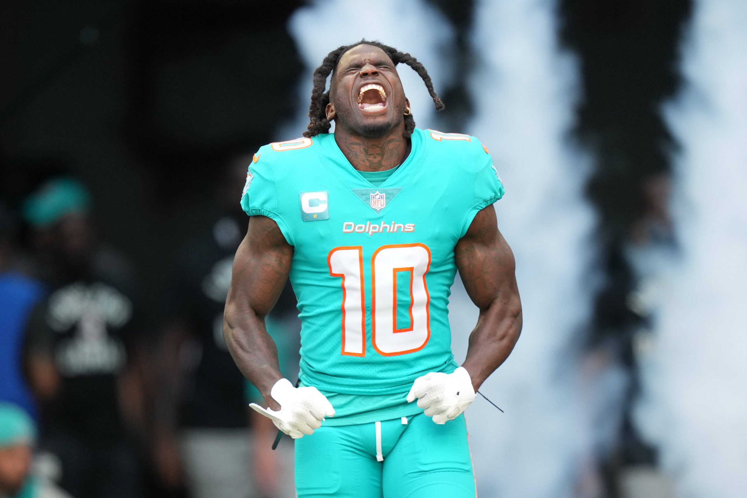 MIAMI GARDENS, FL - JANUARY 08: Miami Dolphins wide receiver Tyreek Hill 10 tries to excite the crowd during pregame introductions before the game between the New York Jets and the Miami Dolphins on Sunday, January 8, 2023 at Hard Rock Stadium, Miami Gardens, Fla. Photo by Peter Joneleit/Icon Sportswire NFL, American Football Herren, USA JAN 08 Jets at Dolphins Icon230108028