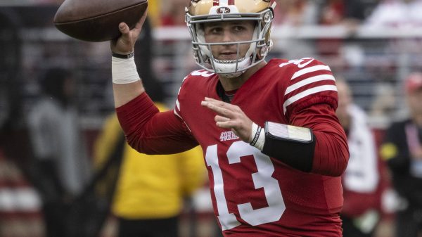 FootballR - NFL Woche 13 - Ein Footballspieler der San Francisco 49ers, Brock Purdy, wirft einen Ball.