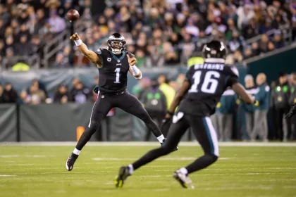 PHILADELPHIA, PA - JANUARY 08: Philadelphia Eagles quarterback Jalen Hurts 1 throws a pass to Philadelphia Eagles wide receiver Quez Watkins 16 during the second half of the National Football league game between the New York Giants and Philadelphia Eagles on January 8, 2023 at Lincoln Financial Field in Philadelphia, PA Photo by John Jones/Icon Sportswire NFL, American Football Herren, USA JAN 08 Giants at Eagles Icon23010830