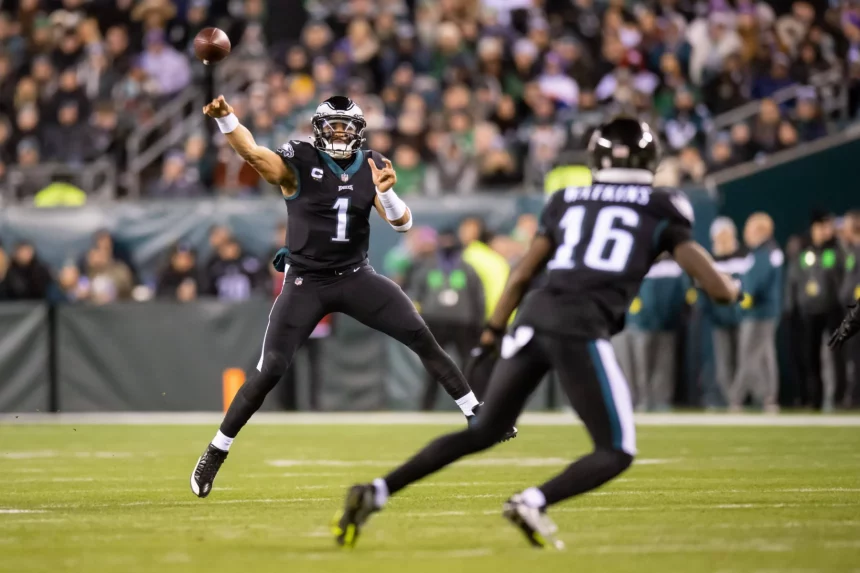 PHILADELPHIA, PA - JANUARY 08: Philadelphia Eagles quarterback Jalen Hurts 1 throws a pass to Philadelphia Eagles wide receiver Quez Watkins 16 during the second half of the National Football league game between the New York Giants and Philadelphia Eagles on January 8, 2023 at Lincoln Financial Field in Philadelphia, PA Photo by John Jones/Icon Sportswire NFL, American Football Herren, USA JAN 08 Giants at Eagles Icon23010830