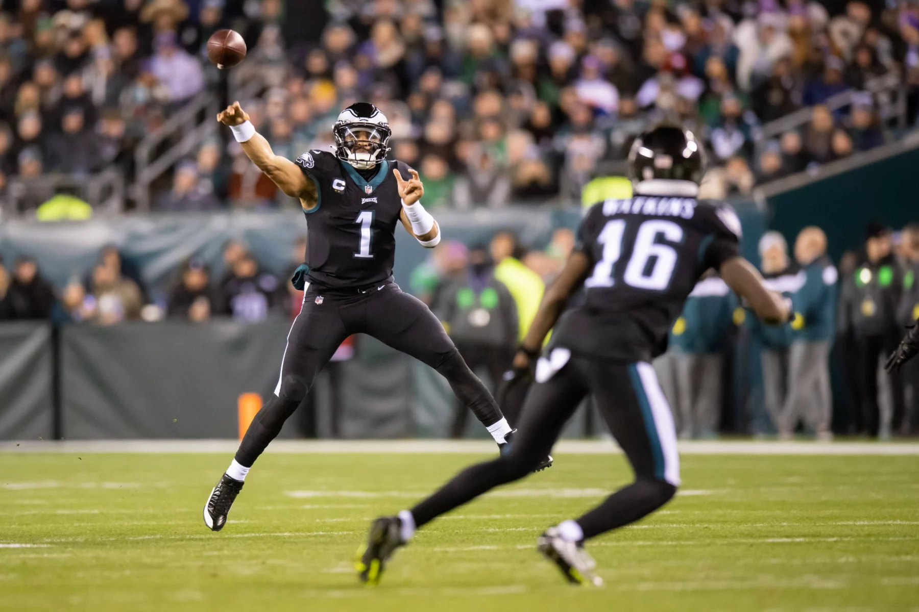 PHILADELPHIA, PA - JANUARY 08: Philadelphia Eagles quarterback Jalen Hurts 1 throws a pass to Philadelphia Eagles wide receiver Quez Watkins 16 during the second half of the National Football league game between the New York Giants and Philadelphia Eagles on January 8, 2023 at Lincoln Financial Field in Philadelphia, PA Photo by John Jones/Icon Sportswire NFL, American Football Herren, USA JAN 08 Giants at Eagles Icon23010830