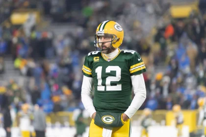NFL, American Football Herren, USA 2023: Lions vs Packers JAN 08 January 8, 2023: Green Bay Packers quarterback Aaron Rodgers 12 warms up before a football game against the Detroit Lions in Green Bay, Wisconsin. Kirsten Schmitt/Cal Media/Sipa USACredit Image: Kirsten Schmitt/Cal Sport Media/Sipa USA Green Bay Lambeau Field Wisconsin United States of America NOxUSExINxGERMANY PUBLICATIONxINxALGxARGxAUTxBRNxBRAxCANxCHIxCHNxCOLxECUxEGYxGRExINDxIRIxIRQxISRxJORxKUWxLIBxLBAxMLTxMEXxMARxOMAxPERxQATxKSAxSUIxSYRxTUNxTURxUAExUKxVENxYEMxONLY Copyright: xCalxSportxMediax Editorial use only