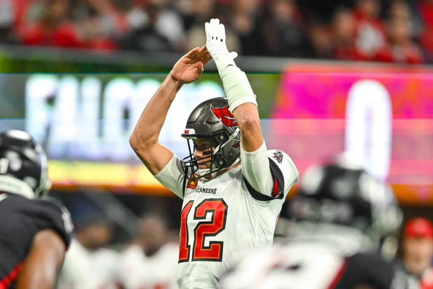ATLANTA, GA Ð JANUARY 08: Tampa Bay quarterback Tom Brady 12 calls a time-out during the NFL, American Football Herren, USA game between the Tampa Bay Buccaneers and the Atlanta Falcons on January 8th, 2023 at Mercedes-Benz Stadium in Atlanta, GA. Photo by Rich von Biberstein/Icon Sportswire NFL: JAN 08 Buccaneers at Falcons Icon230108108