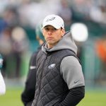 PHILADELPHIA, PA - JANUARY 29: Philadelphia Eagles defensive coordinator Jonathan Gannon looks on during the Championship game between the San Fransisco 49ers and the Philadelphia Eagles on January 29, 2023. Photo by Andy Lewis/Icon Sportswire NFL, American Football Herren, USA JAN 29 NFC Championship - 49ers at Eagles Icon230129012