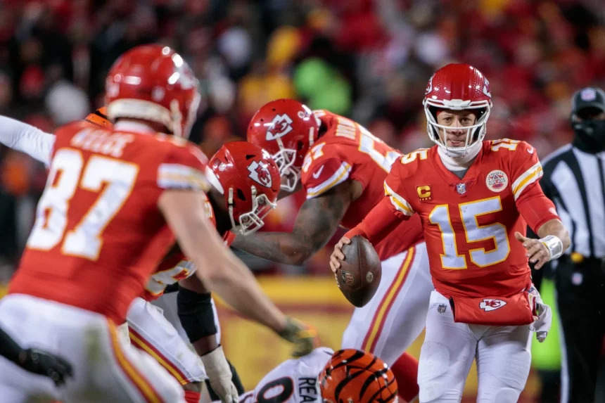 Mahomes und Co - JANUARY 29: Kansas City Chiefs quarterback Patrick Mahomes 15 looks to pass to Kansas City Chiefs tight end Travis Kelce 87 during the game against the Cincinnati Bengals on January 29th, 2023 at Arrowhead Stadium in Kansas City, Missouri. Photo by William Purnell/Icon Sportswire NFL, American Football Herren, USA JAN 29 AFC Championship - Bengals at Chiefs Icon2301291501