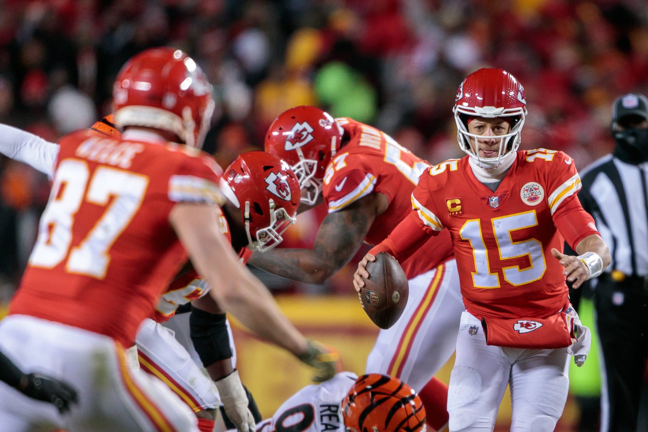 KANSAS CITY, MO - JANUARY 29: Kansas City Chiefs quarterback Patrick Mahomes 15 looks to pass to Kansas City Chiefs tight end Travis Kelce 87 during the game against the Cincinnati Bengals on January 29th, 2023 at Arrowhead Stadium in Kansas City, Missouri. Photo by William Purnell/Icon Sportswire NFL, American Football Herren, USA JAN 29 AFC Championship - Bengals at Chiefs Icon2301291501