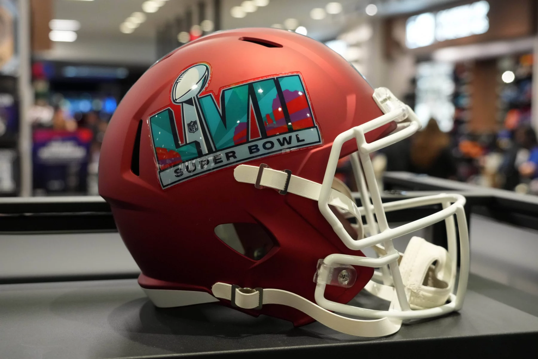 NFL, American Football Herren, USA Pro Bowl City Scenes Feb 3, 2023 Las Vegas, NV, USA A Super Bowl 57 LVII helmet at the NFL Las Vegas store at the Forum Shops at Caesars Palace. Las Vegas Nevada United States, EDITORIAL USE ONLY PUBLICATIONxINxGERxSUIxAUTxONLY Copyright: xKirbyxLeex 20230203_lbm_al2_350