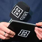 Randmotiv:Fussballuebertragung DAZN Sender,Streamingdienst,Fernsehsender. Mikrofon,Close up. Fussball 1. Bundesliga Saison 2022/2023, 19.Spieltag, Spieltag19, FC Augsburg - Bayer Leverkusen 1-0. am 03.02.2023, WWK ARENA Augsburg. *** Randmotiv Fussballuebertragung DAZN Sender,Streamingdienst,Fernsehsender Mikrofon,Close up Fussball 1 Bundesliga Saison 2022 2023, 19 Spieltag, Spieltag19, FC Augsburg Bayer Leverkusen 1 0 am 03 02 2023, WWK ARENA Augsburg