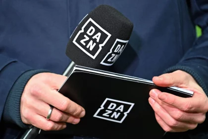 Randmotiv:Fussballuebertragung DAZN Sender,Streamingdienst,Fernsehsender. Mikrofon,Close up. Fussball 1. Bundesliga Saison 2022/2023, 19.Spieltag, Spieltag19, FC Augsburg - Bayer Leverkusen 1-0. am 03.02.2023, WWK ARENA Augsburg. *** Randmotiv Fussballuebertragung DAZN Sender,Streamingdienst,Fernsehsender Mikrofon,Close up Fussball 1 Bundesliga Saison 2022 2023, 19 Spieltag, Spieltag19, FC Augsburg Bayer Leverkusen 1 0 am 03 02 2023, WWK ARENA Augsburg