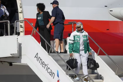 NFL, American Football Herren, USA Super Bowl LVII-Team Arrivals Feb 5, 2023 Phoenix, AZ, USA Philadelphia Eagles quarterback Jalen Hurts deplanes after arriving at Goldwater Air National Guard Base. Phoenix Goldwater Air National Guard Base AZ USA, EDITORIAL USE ONLY PUBLICATIONxINxGERxSUIxAUTxONLY Copyright: xMichaelxChowx 20230205_JAB_usa_554