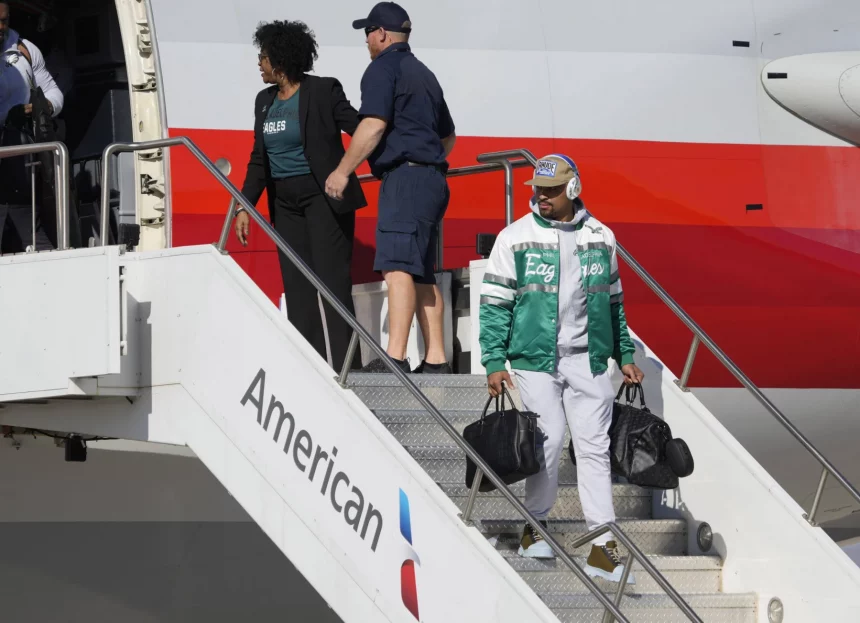 NFL, American Football Herren, USA Super Bowl LVII-Team Arrivals Feb 5, 2023 Phoenix, AZ, USA Philadelphia Eagles quarterback Jalen Hurts deplanes after arriving at Goldwater Air National Guard Base. Phoenix Goldwater Air National Guard Base AZ USA, EDITORIAL USE ONLY PUBLICATIONxINxGERxSUIxAUTxONLY Copyright: xMichaelxChowx 20230205_JAB_usa_554