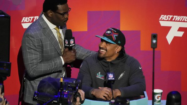 NFL, American Football Herren, USA Super Bowl LVII Opening Night Feb 6, 2023 Phoenix, AZ, USA Michael Irvin, NFL Analyst interviews Philadelphia Eagles quarterback Jalen Hurts during Super Bowl Opening Night at Footprint Center. Phoenix Footprint Center AZ USA, EDITORIAL USE ONLY PUBLICATIONxINxGERxSUIxAUTxONLY Copyright: xCherylxEvansx 20230206_gav_usa_089