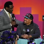 NFL, American Football Herren, USA Super Bowl LVII Opening Night Feb 6, 2023 Phoenix, AZ, USA Michael Irvin, NFL Analyst interviews Philadelphia Eagles quarterback Jalen Hurts during Super Bowl Opening Night at Footprint Center. Phoenix Footprint Center AZ USA, EDITORIAL USE ONLY PUBLICATIONxINxGERxSUIxAUTxONLY Copyright: xCherylxEvansx 20230206_gav_usa_089