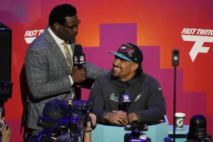 NFL, American Football Herren, USA Super Bowl LVII Opening Night Feb 6, 2023 Phoenix, AZ, USA Michael Irvin, NFL Analyst interviews Philadelphia Eagles quarterback Jalen Hurts during Super Bowl Opening Night at Footprint Center. Phoenix Footprint Center AZ USA, EDITORIAL USE ONLY PUBLICATIONxINxGERxSUIxAUTxONLY Copyright: xCherylxEvansx 20230206_gav_usa_089