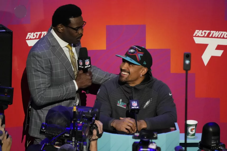 NFL, American Football Herren, USA Super Bowl LVII Opening Night Feb 6, 2023 Phoenix, AZ, USA Michael Irvin, NFL Analyst interviews Philadelphia Eagles quarterback Jalen Hurts during Super Bowl Opening Night at Footprint Center. Phoenix Footprint Center AZ USA, EDITORIAL USE ONLY PUBLICATIONxINxGERxSUIxAUTxONLY Copyright: xCherylxEvansx 20230206_gav_usa_089