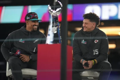 Super Bowl LIX, American Football Herren, USA Super Bowl LVII Opening Night Feb 6, 2023 Phoenix, Arizona, USA Kansas City Chiefs quarterback Patrick Mahomes and Philadelphia Eagles quarterback Jalen Hurts share the stage during the NFLs Super Bowl opening night at Footprint Center. Phoenix Footprint Center Arizona USA, EDITORIAL USE ONLY PUBLICATIONxINxGERxSUIxAUTxONLY Copyright: xx 20230206_gav_usa_222