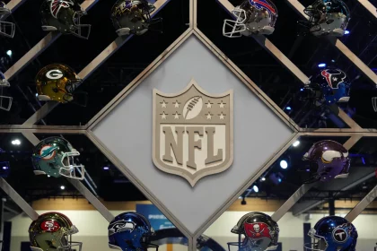 NFL Offseason 2023, Free Agency 2024 NFL, American Football Herren, USA Super Bowl LVII-Super Bowl Experience Feb 7, 2023 Phoenix, AZ, USA A NFL shield logo at the Super Bowl LVII Experience at the Phoenix Convention Center. Phoenix Phoenix Convention Center Arizona United States, EDITORIAL USE ONLY PUBLICATIONxINxGERxSUIxAUTxONLY Copyright: xKirbyxLeex 20230207_JAB_al2_184