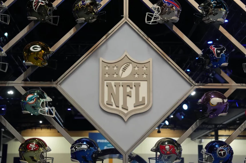 NFL Offseason 2023, Free Agency 2024 NFL, American Football Herren, USA Super Bowl LVII-Super Bowl Experience Feb 7, 2023 Phoenix, AZ, USA A NFL shield logo at the Super Bowl LVII Experience at the Phoenix Convention Center. Phoenix Phoenix Convention Center Arizona United States, EDITORIAL USE ONLY PUBLICATIONxINxGERxSUIxAUTxONLY Copyright: xKirbyxLeex 20230207_JAB_al2_184