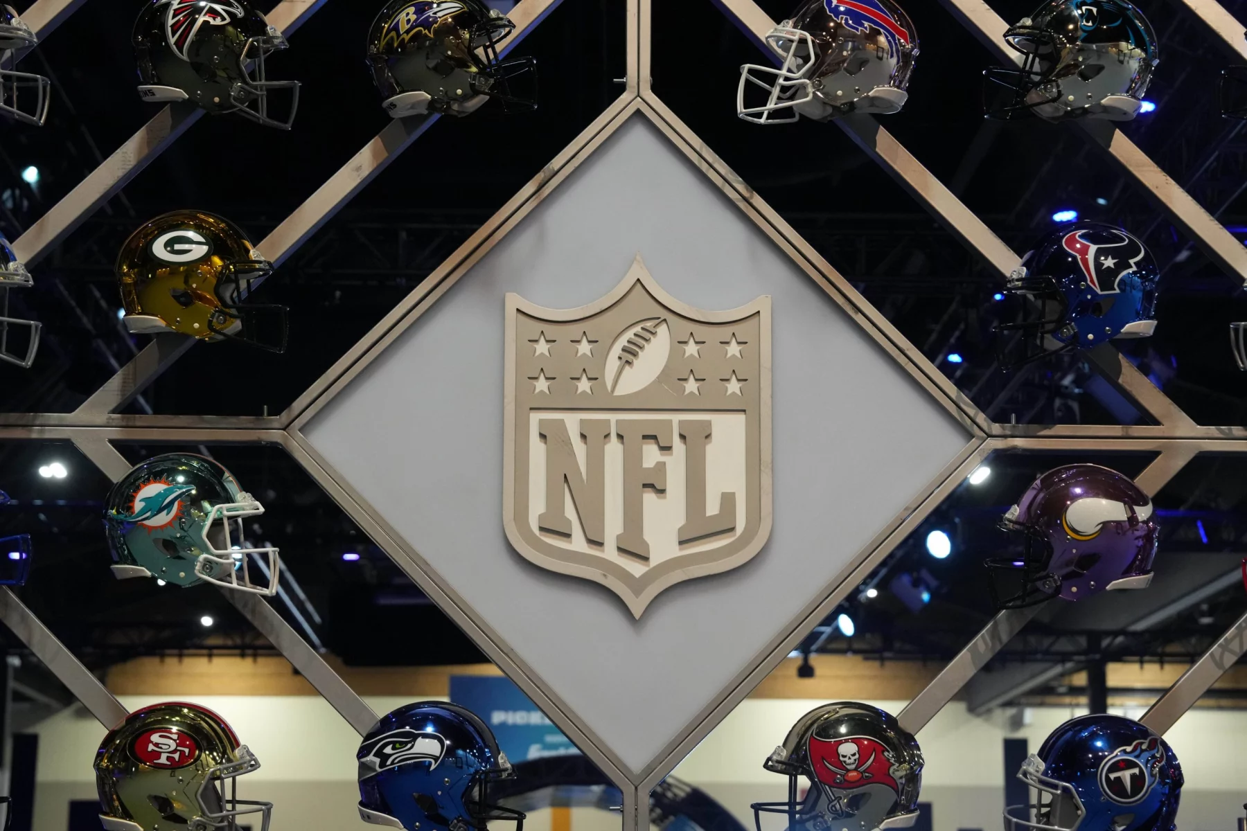 NFL Offseason 2023, Free Agency 2024 NFL, American Football Herren, USA Super Bowl LVII-Super Bowl Experience Feb 7, 2023 Phoenix, AZ, USA A NFL shield logo at the Super Bowl LVII Experience at the Phoenix Convention Center. Phoenix Phoenix Convention Center Arizona United States, EDITORIAL USE ONLY PUBLICATIONxINxGERxSUIxAUTxONLY Copyright: xKirbyxLeex 20230207_JAB_al2_184