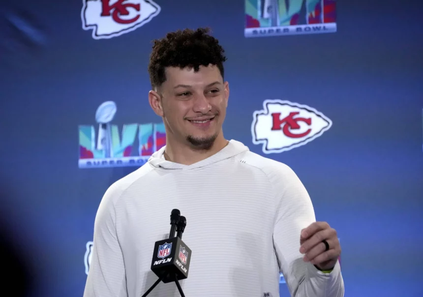 NFL, American Football Herren, USA Super Bowl LVII-Kansas City Chiefs press conference, PK, Pressekonferenz Feb 8, 2023 Scottsdale, AZ, USA Kansas City Chiefs quarterback Patrick Mahomes 15 addresses the media during team availability at Hyatt Regency at Gainey Ranch. Scottsdale Hyatt Regency at Gainey Ranch AZ USA, EDITORIAL USE ONLY PUBLICATIONxINxGERxSUIxAUTxONLY Copyright: xCherylxEvansx 20230204_anw_kp9_102