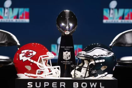 The Vince Lombardi Trophy stands between the Philadelphia Eagles and Kansas City Chiefs helmets before a Super Bowl press conference, PK, Pressekonferenz in the media center in Phoenix, Arizona on Wednesday, February 8, 2023. The Philadelphia Eagles will play the Kansas City Chiefs in Super Bowl LVII at State Farm Stadium in Glendale, Arizona on Sunday, February 12th, 2023. PUBLICATIONxINxGERxSUIxAUTxHUNxONLY SBP20230208118 JOHNxANGELILLO