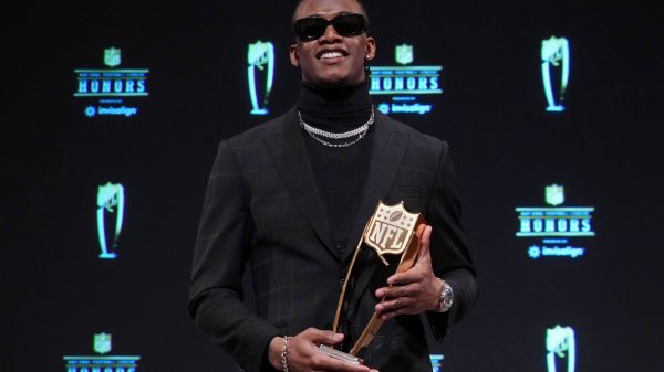 NFL, American Football Herren, USA Super Bowl LVII-NFL Honors Feb 9, 2023 Phoenix, Arizona, US New York Jets wide receiver Garrett Wilson poses for a photo after receiving the award for AP Offensive Rookie of the Year during the NFL Honors award show at Symphony Hall. Phoenix Symphony Hall Arizona US, EDITORIAL USE ONLY PUBLICATIONxINxGERxSUIxAUTxONLY Copyright: xKirbyxLeex 20230209_jcd_al2_0029